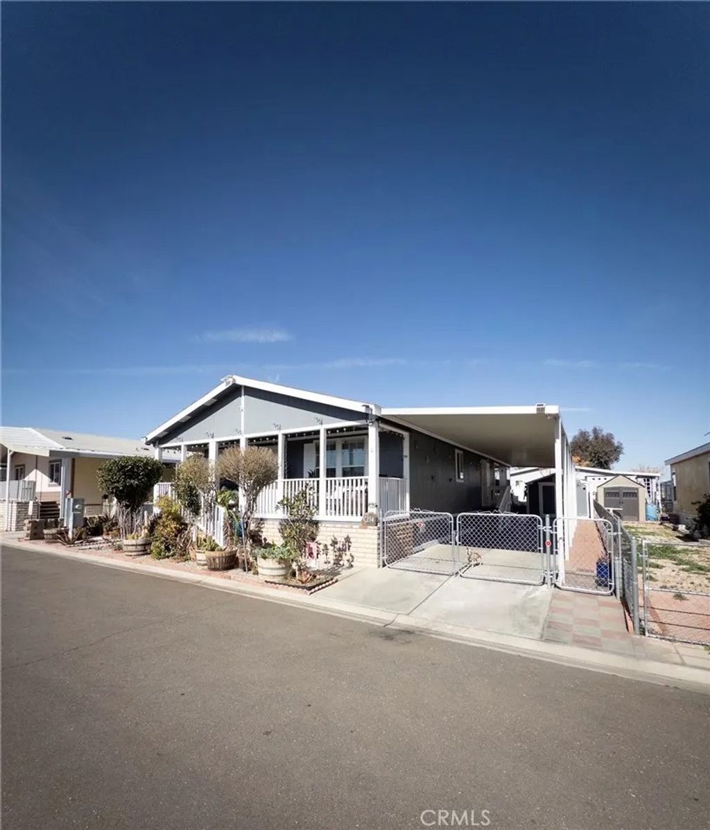 Photo of 20843 Waalew Rd, Apple Valley, CA 92307 (MLS # SR26027049)