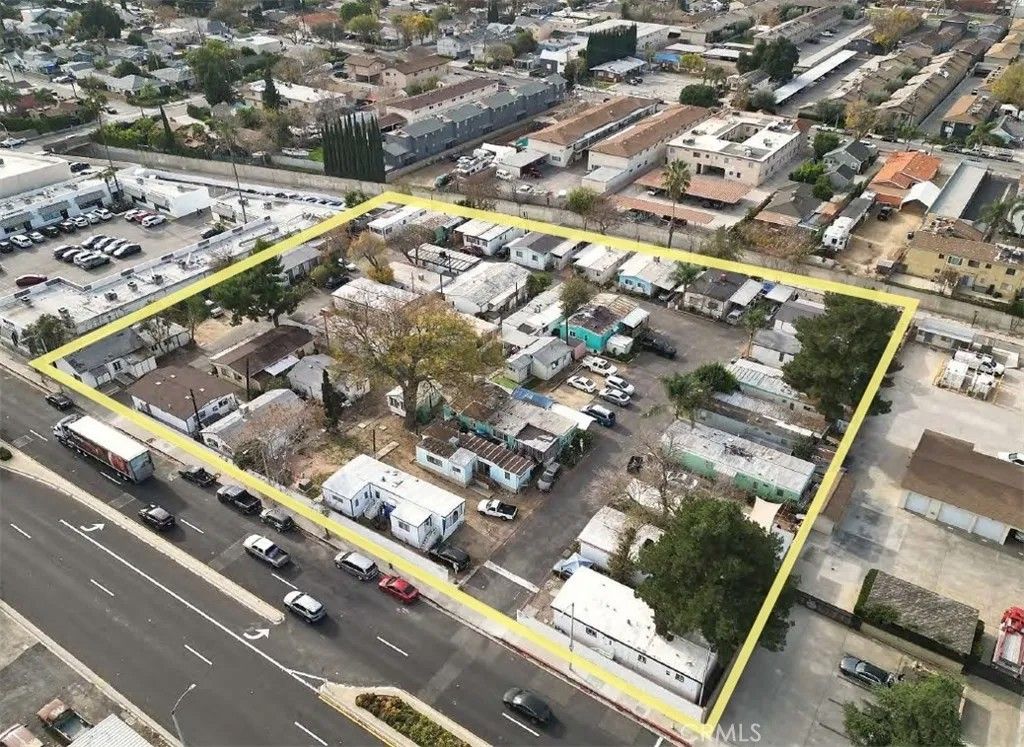 Photo of 24833 Railroad Ave, Newhall, CA 91321 (MLS # CV26016949)