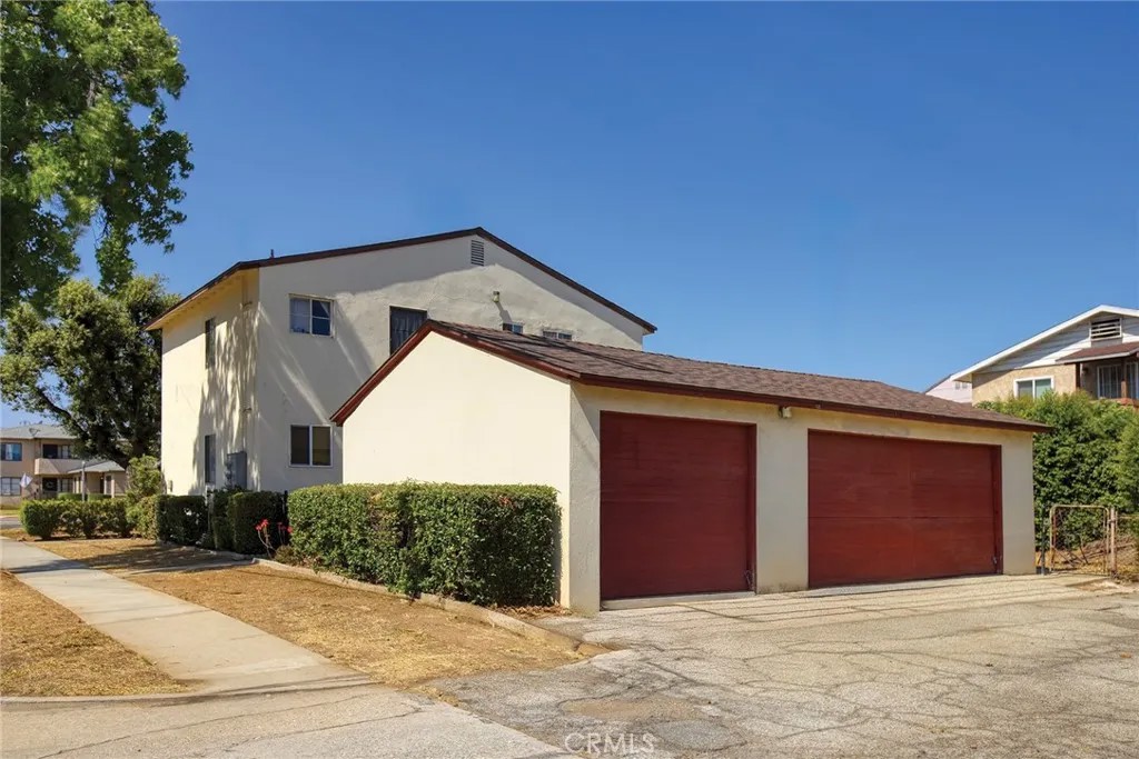 498 W Riggin Street