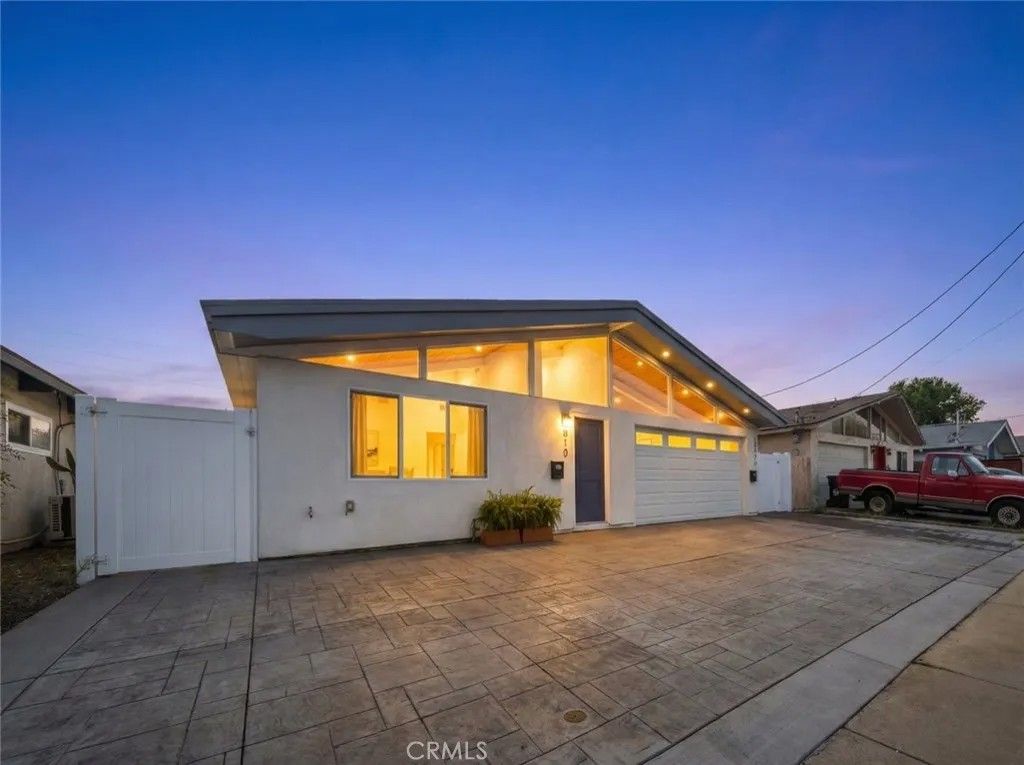 Photo of 13010 Hartland Street, North Hollywood, CA 91605 (MLS # SR26087384)