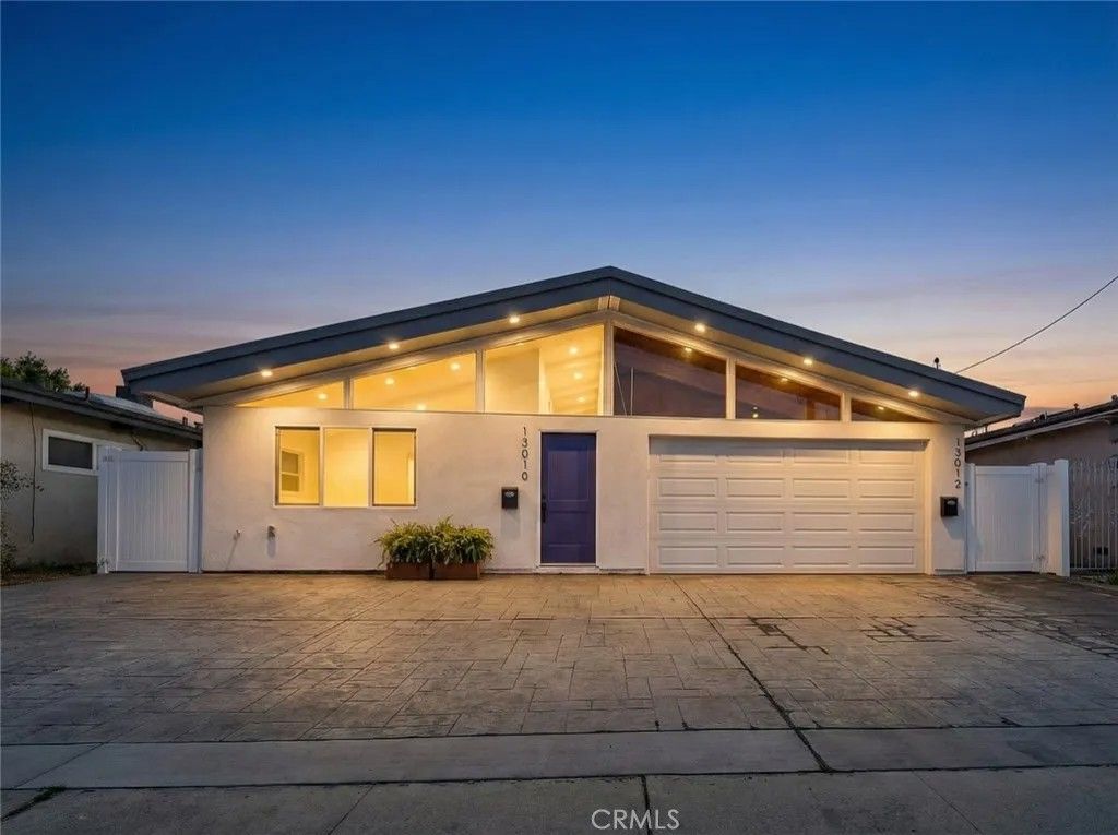 Photo of 13010 Hartland Street, North Hollywood, CA 91605 (MLS # SR26087384)