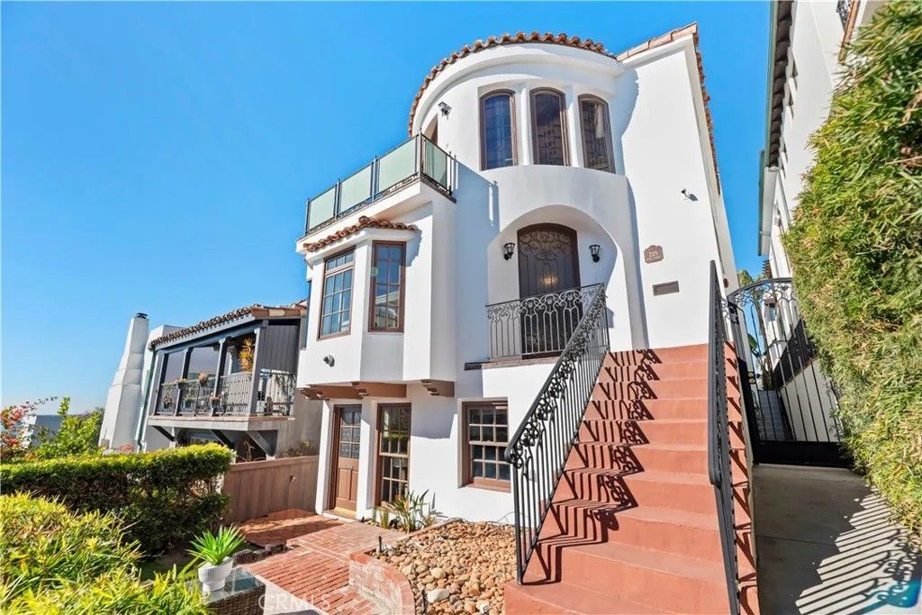 Photo of 225 24th Street, Manhattan Beach, CA 90266 (MLS # SB25262691)