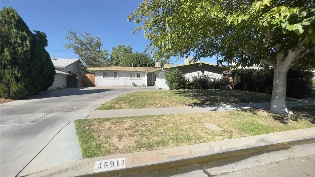Photo of 45911 Kingtree Avenue, Lancaster, CA 93534 (MLS # SR25241036)