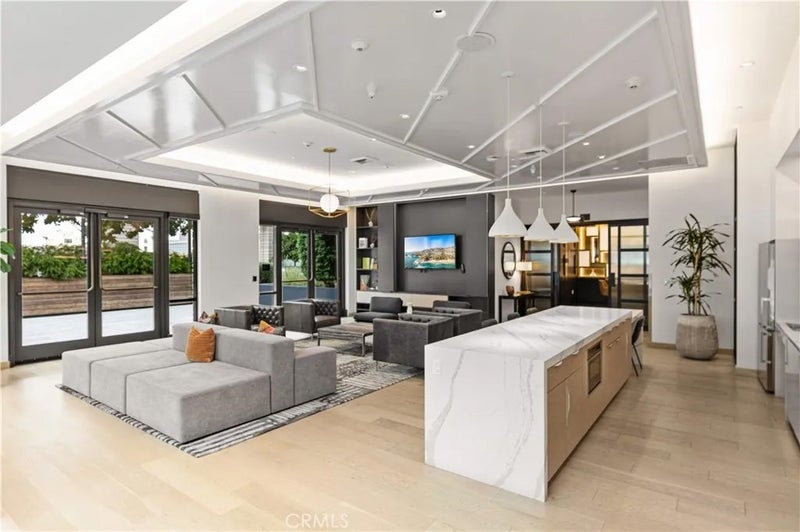 400 S Broadway 1607