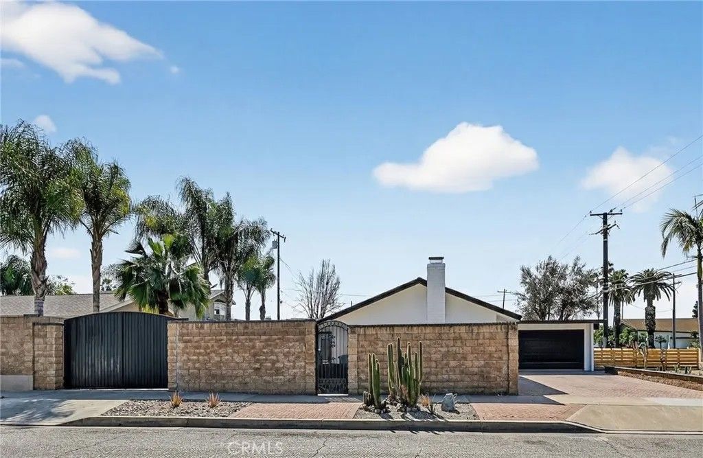 Photo of 629 S Yorba St, Orange, CA 92869 (MLS # OC26049237)