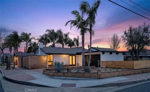 Photo of 629 S Yorba St, Orange, CA 92869 (MLS # OC26049237)