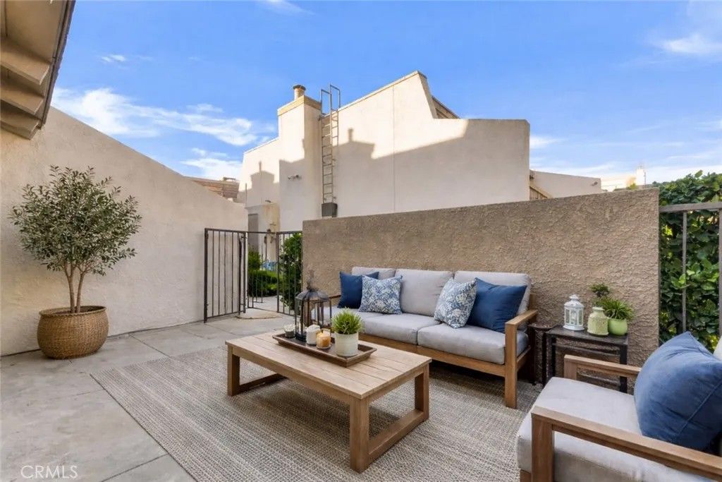 Photo of 18423 Collins Street #A, Tarzana, CA 91356 (MLS # SR25277643)