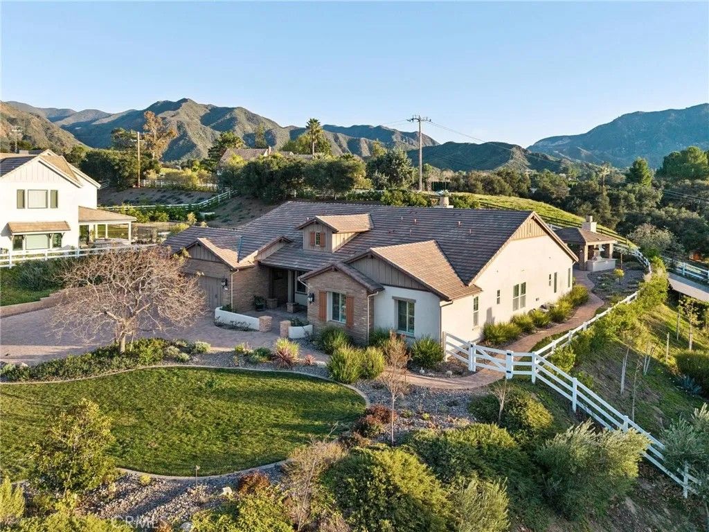 Photo of 15930 Mandalay Road, Canyon Country, CA 91387 (MLS # SR26024885)