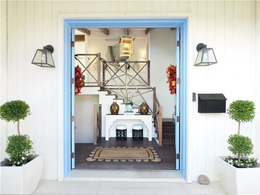 Photo of 207 S Poinsettia Avenue, Manhattan Beach, CA 90266 (MLS # SB25270833)