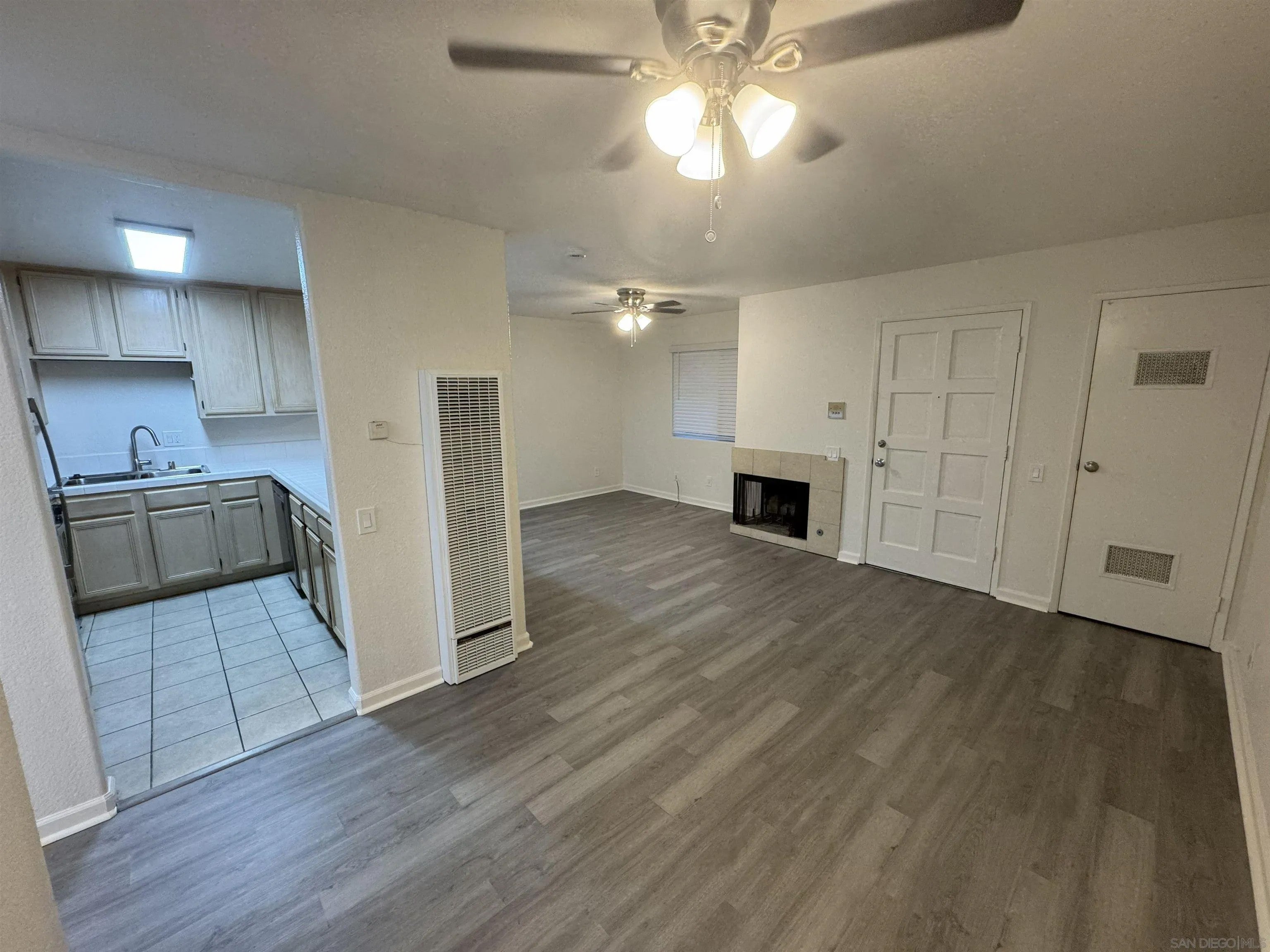 4933 Voltaire St 2