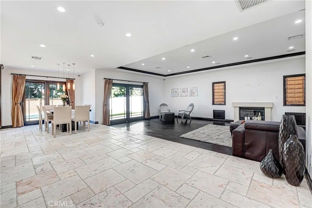 Photo of 4529 Don Pio Dr, Woodland Hills, CA 91364 (MLS # SR26055838)