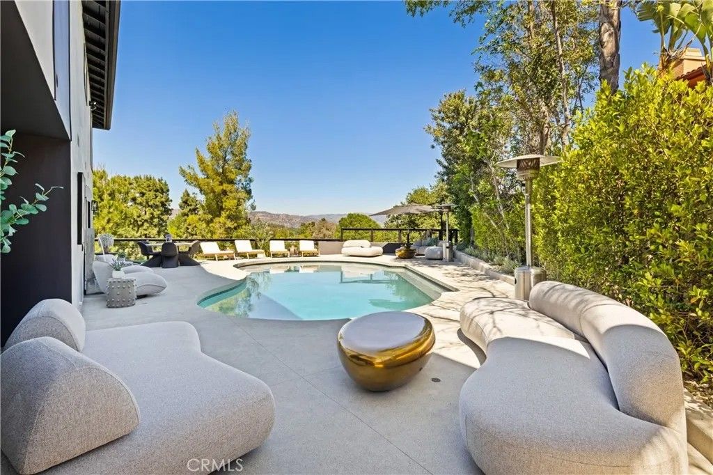 Photo of 23202 Aetna Street, Woodland Hills, CA 91367 (MLS # SR26067504)