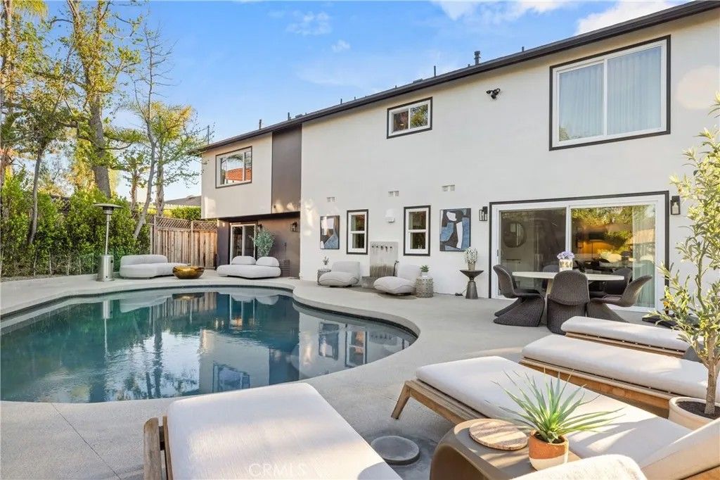 Photo of 23202 Aetna Street, Woodland Hills, CA 91367 (MLS # SR26067504)