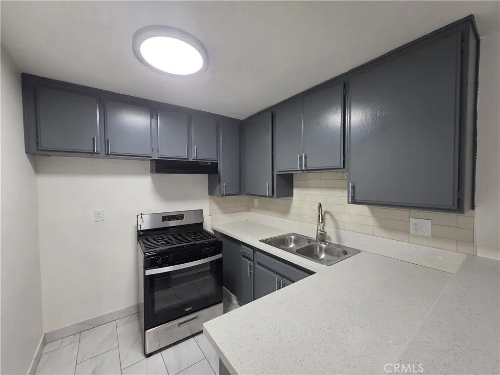 Photo of 6911 Woodley Ave #107, Van Nuys, CA 91406 (MLS # SR26059559)