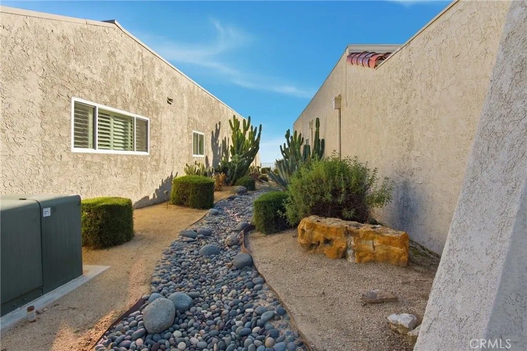 Photo of 880 W Highpoint, Claremont, CA 91711 (MLS # CV25269474)