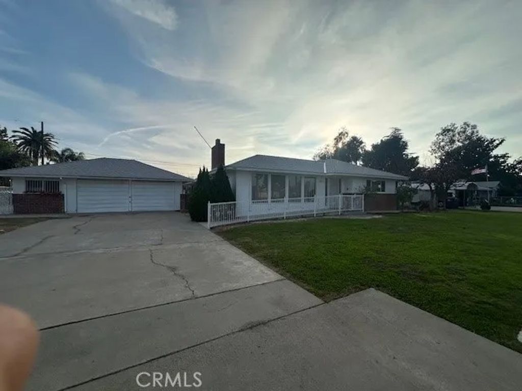 Photo of 4984 E Belmont Avenue, Fresno, CA 93727 (MLS # FR26017106)