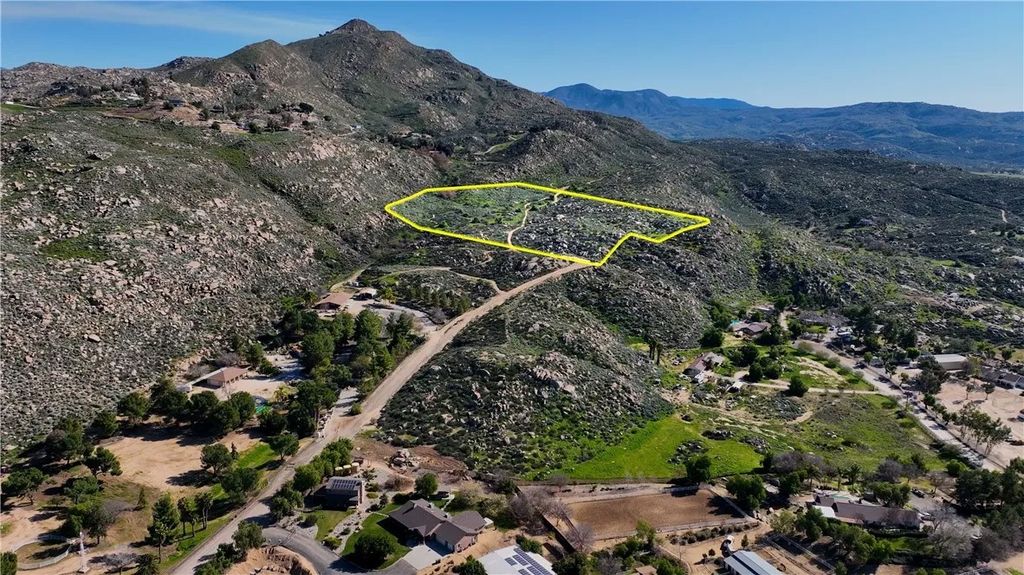 Photo of 14 Starlight Mesa, Hemet, CA 92544 (MLS # SW26027310)