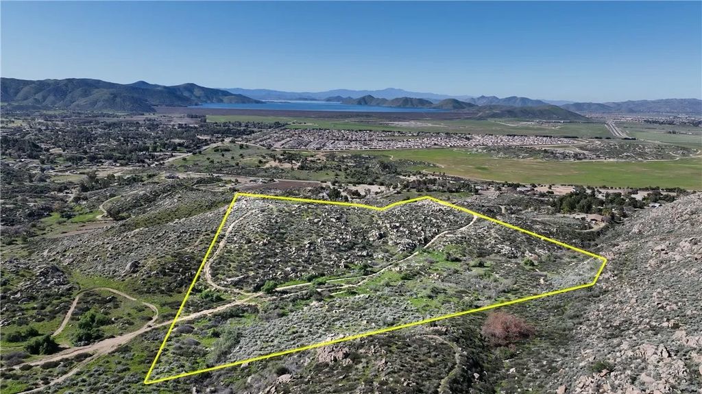 Photo of 14 Starlight Mesa, Hemet, CA 92544 (MLS # SW26027310)