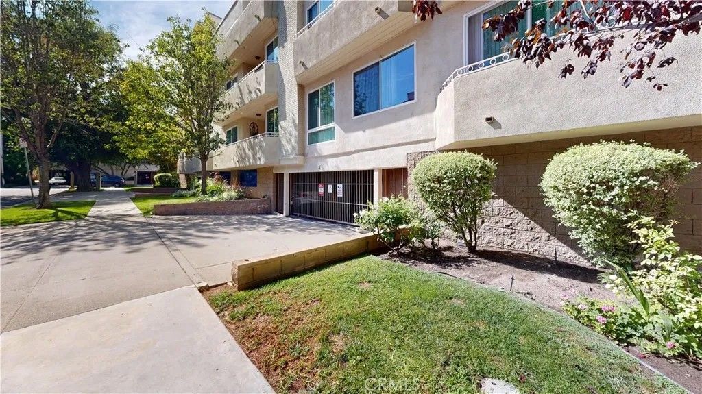 Photo of 14569 Benefit, Sherman Oaks, CA 91403 (MLS # SR26083941)