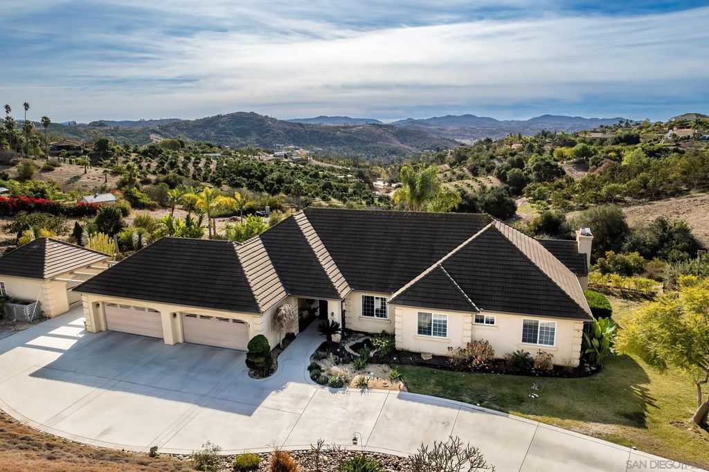Photo of 2635 Vista de Palomar, Fallbrook, CA 92028 (MLS # 2600176)