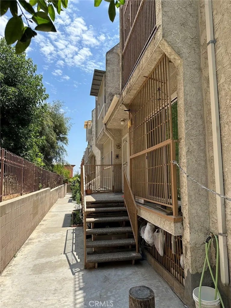 909 New Depot Street 15-16