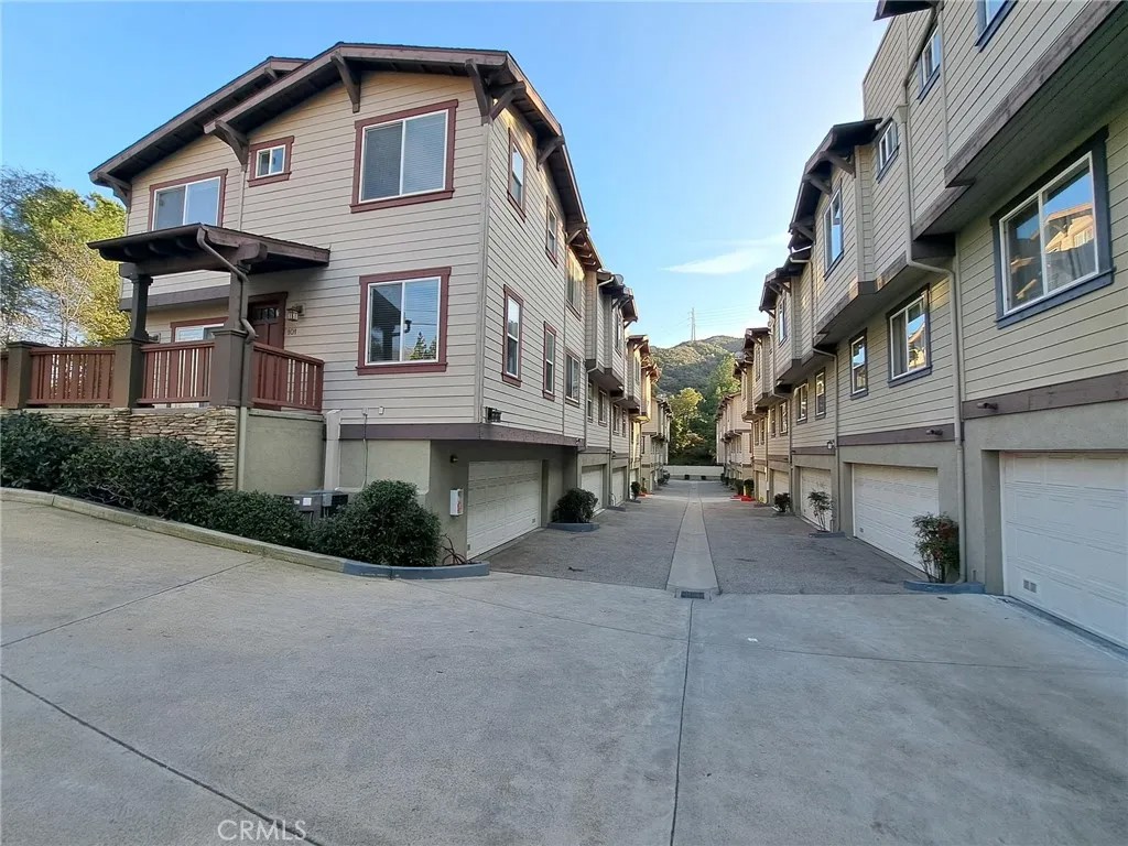 6300 Honolulu Avenue 101