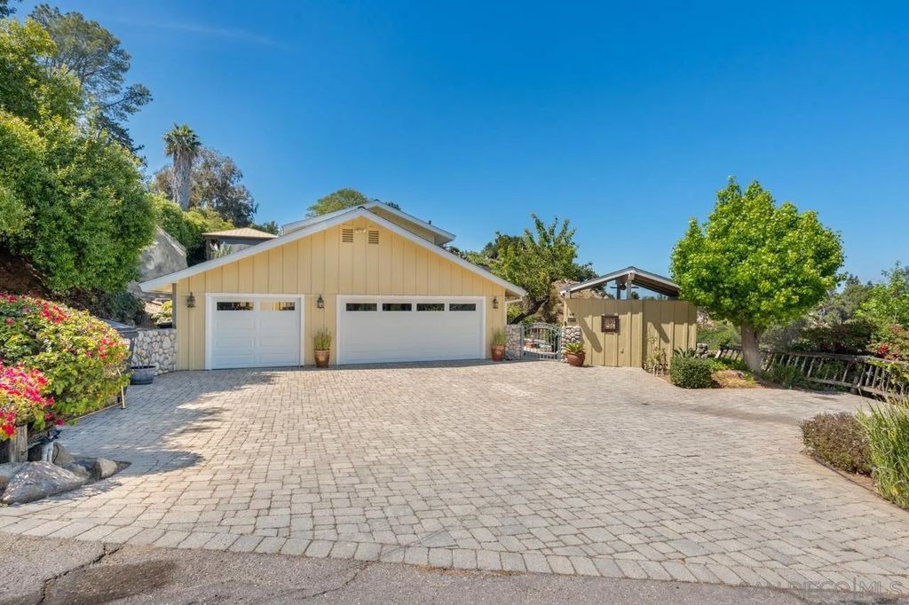 Photo of 4814 Mount Helix Dr, La Mesa, CA 91941 (MLS # 260010361)