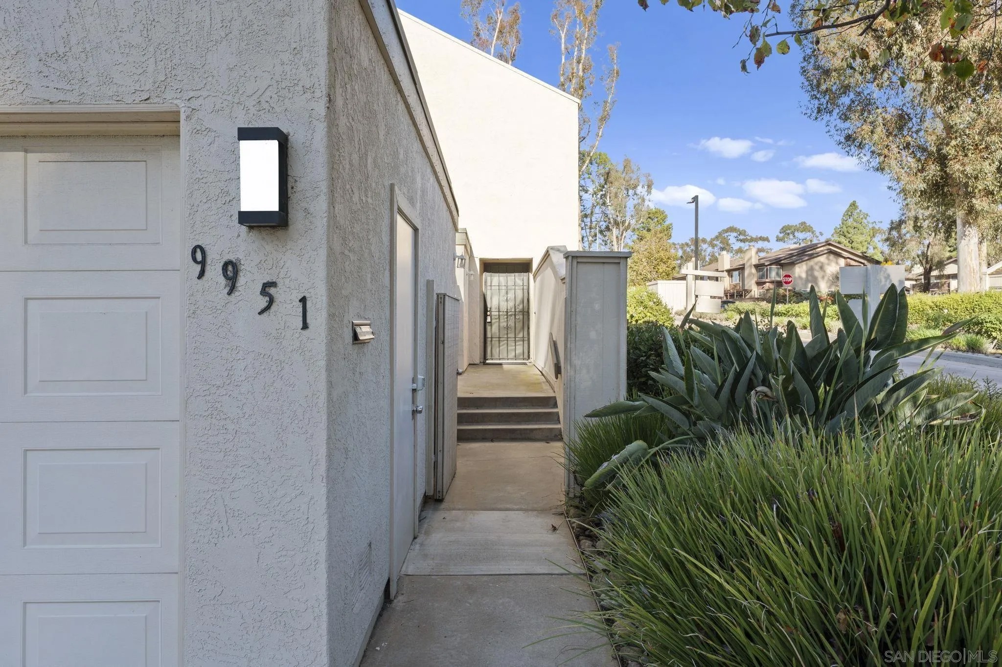 9951 Caminito Chirmolla