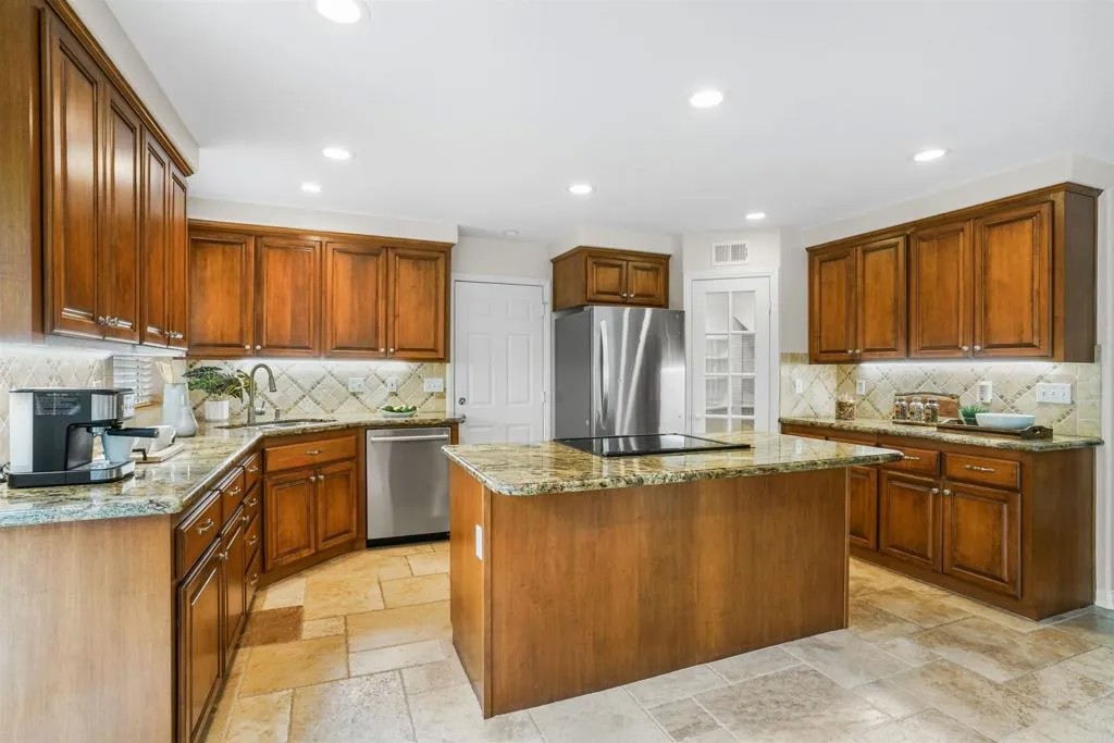 915 Lake Ridge Drive