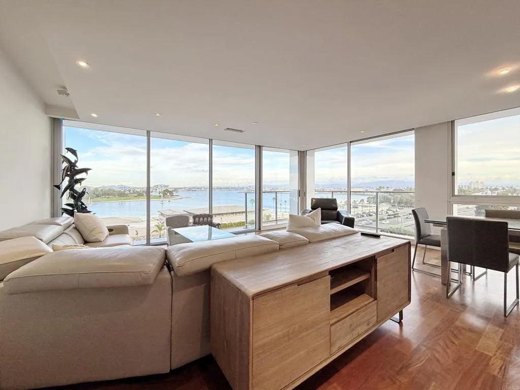 1810 Avenida del Mundo 503