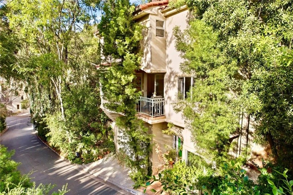 Photo of 10055 Reevesbury Drive, Beverly Hills, CA 90210 (MLS # SB26040400)