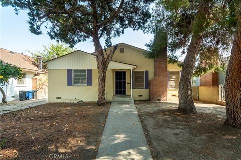 Tiny photo for 702 S Mariposa Street, Burbank, CA 91506 (MLS # BB25235201)