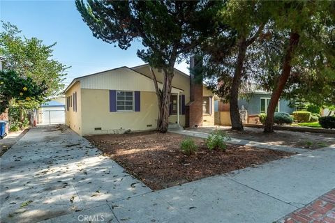 Tiny photo for 702 S Mariposa Street, Burbank, CA 91506 (MLS # BB25235201)