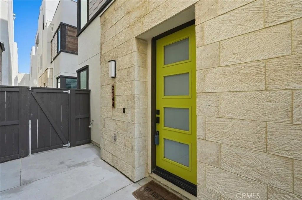 Photo of 2144 Swallowtail Walk, Gardena, CA 90249 (MLS # SB25266221)