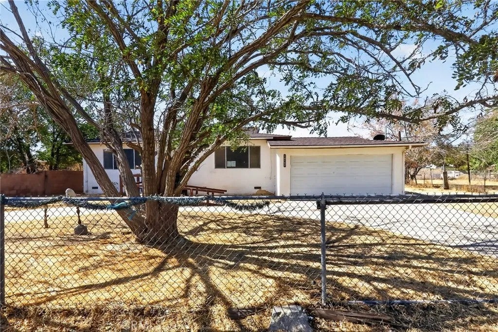 10142 E Avenue R14