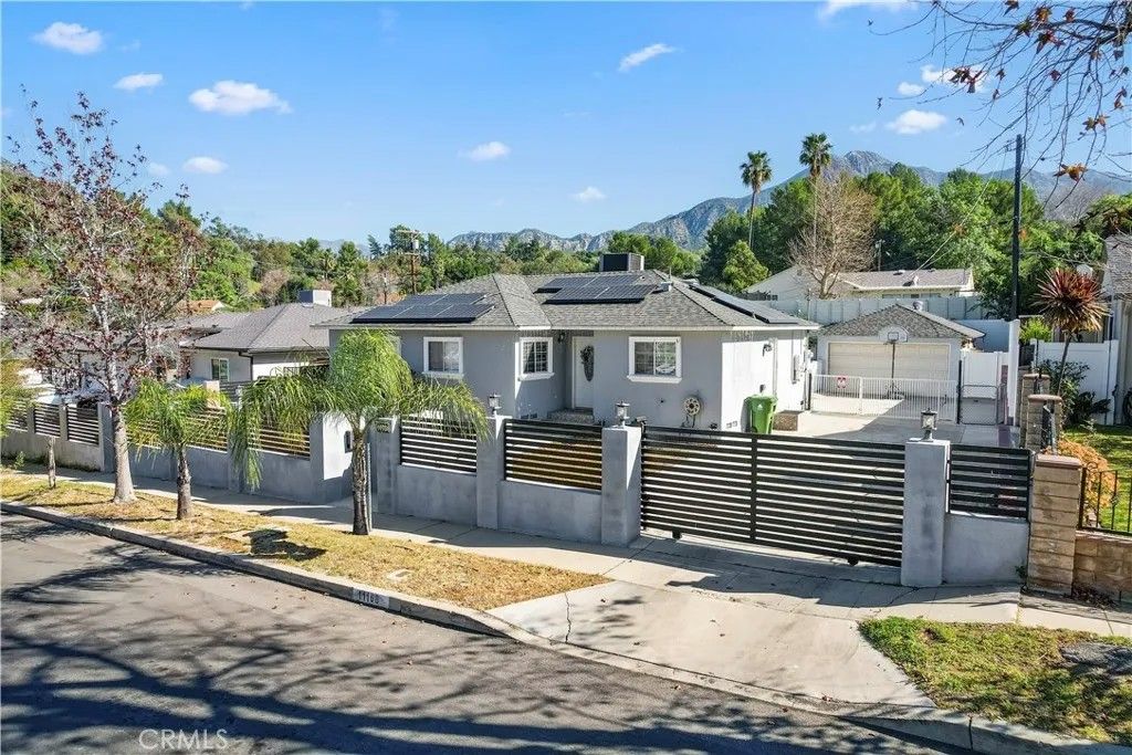 Photo of 11108 Leolang Ave, Sunland, CA 91040 (MLS # SR26029261)