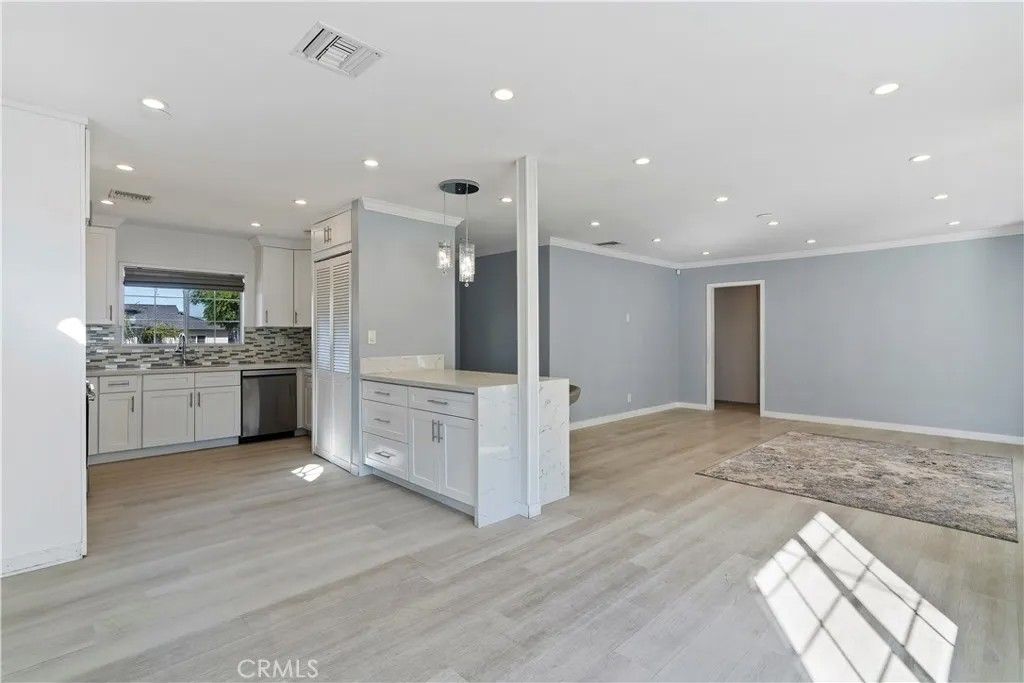 Photo of 11108 Leolang Ave, Sunland, CA 91040 (MLS # SR26029261)