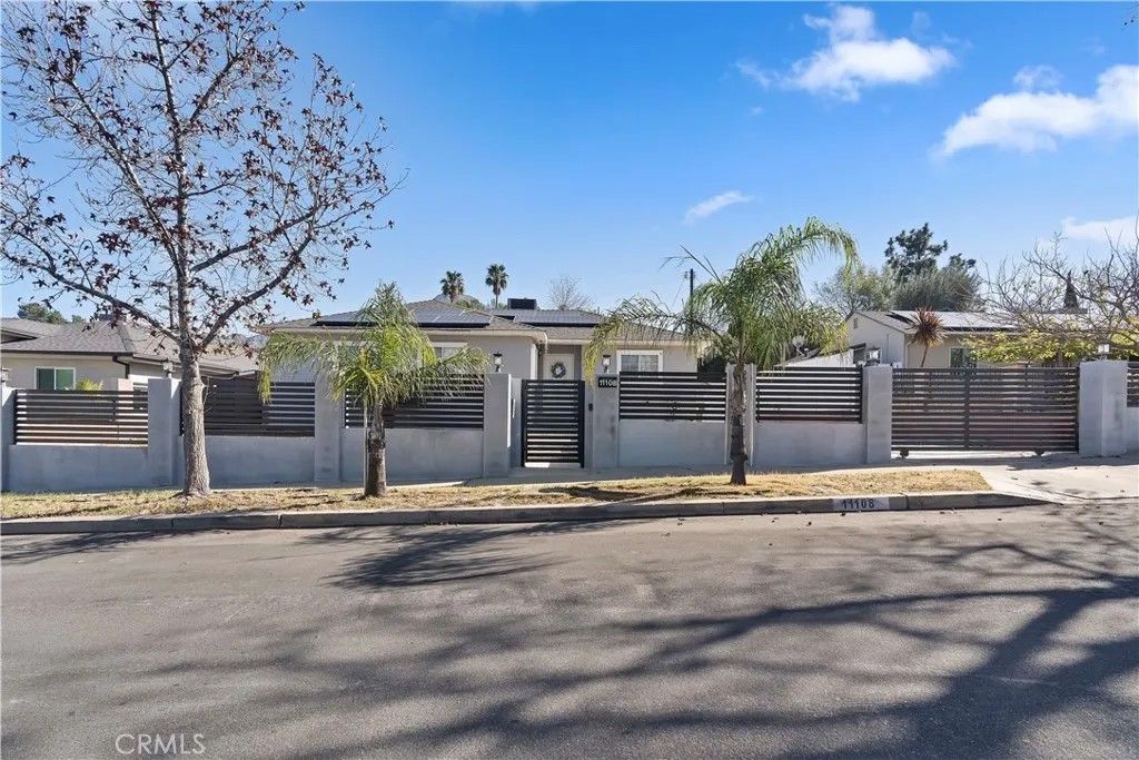 Photo of 11108 Leolang Ave, Sunland, CA 91040 (MLS # SR26029261)