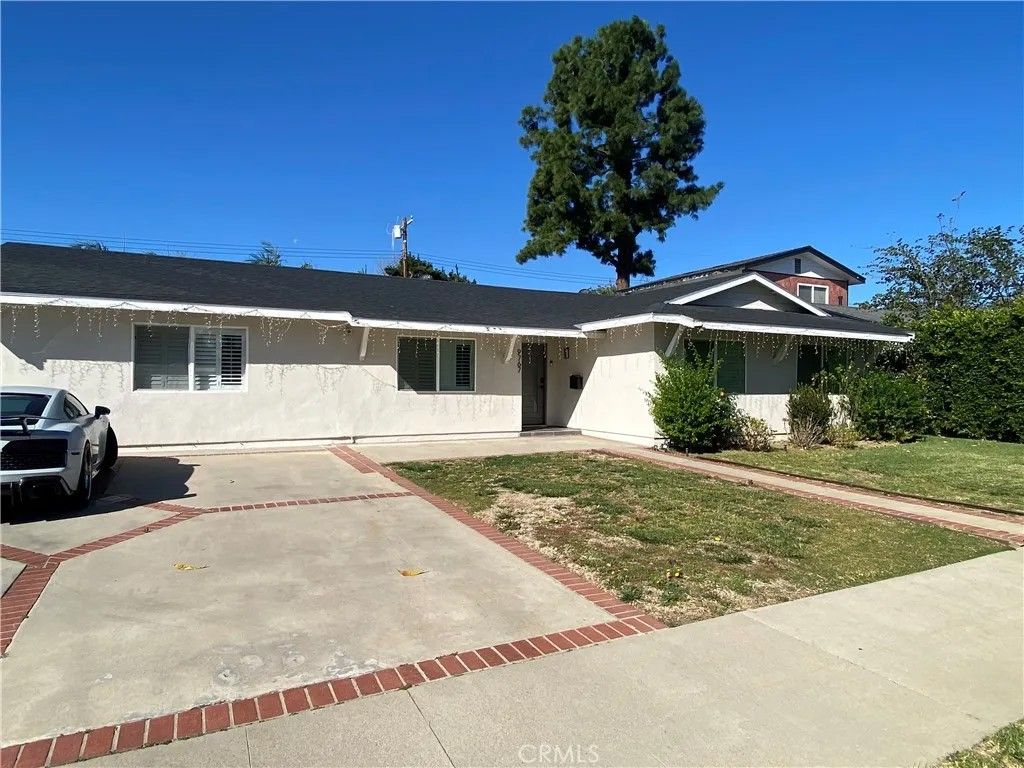 Photo of 9767 Comanche, Chatsworth, CA 91311 (MLS # SR26027725)