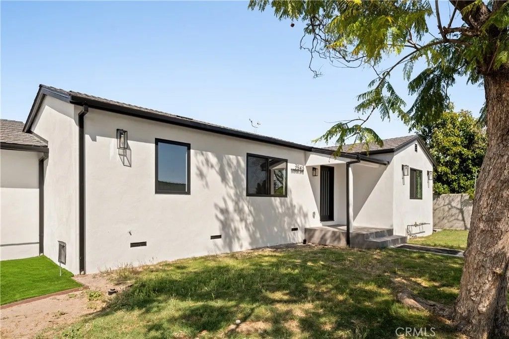 Photo of 7943 Ledge Avenue, Sun Valley, CA 91352 (MLS # SR26066590)