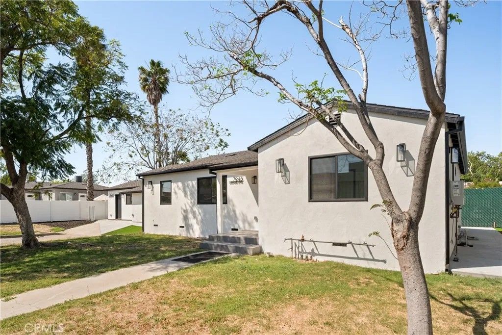 Photo of 7943 Ledge Avenue, Sun Valley, CA 91352 (MLS # SR26066590)