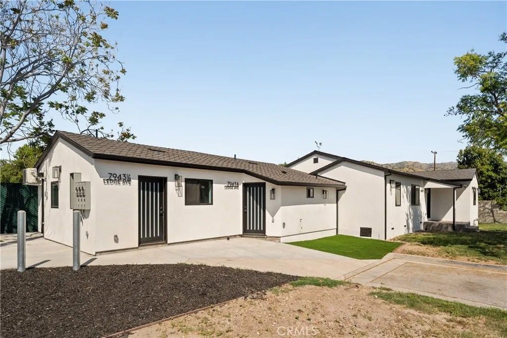 Photo of 7943 Ledge Avenue, Sun Valley, CA 91352 (MLS # SR26066590)