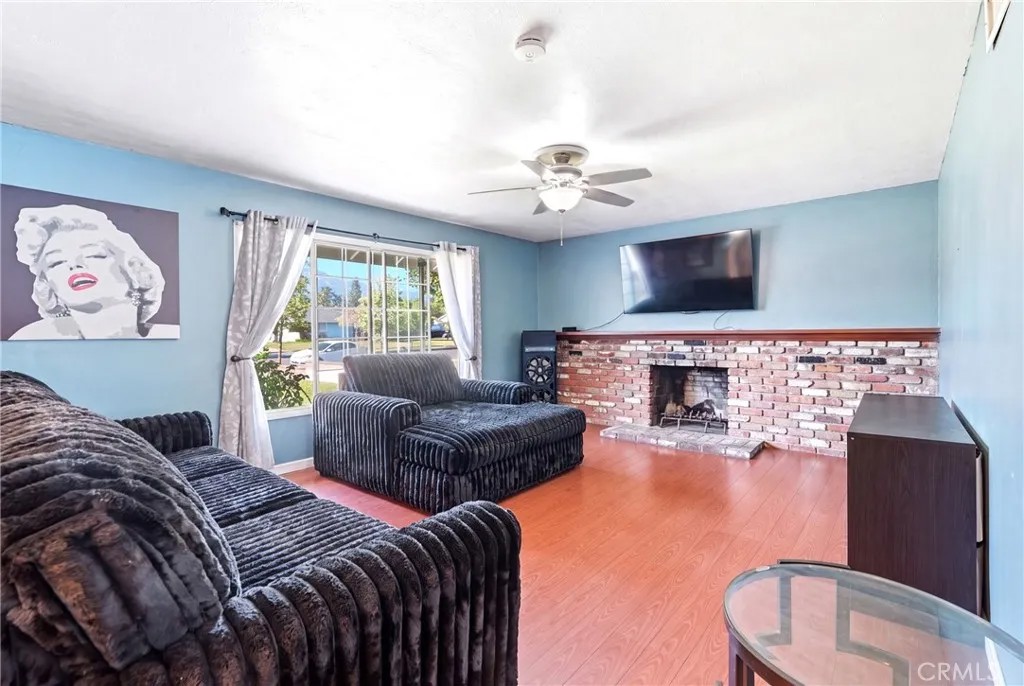 761 W La Deney