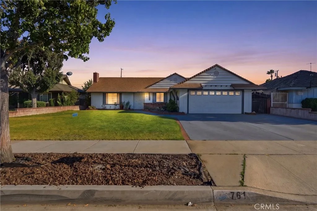 761 W La Deney