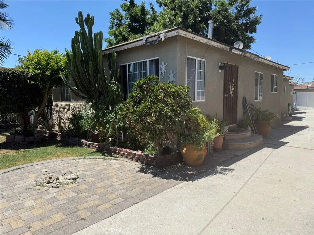 Photo of 817 W Arbutus St, Compton, CA 90220 (MLS # DW26053708)