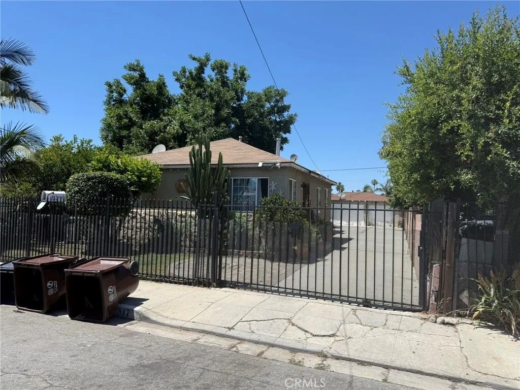 Photo of 817 W Arbutus St, Compton, CA 90220 (MLS # DW26053708)