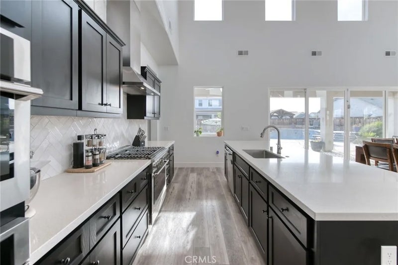 1736 N Renn