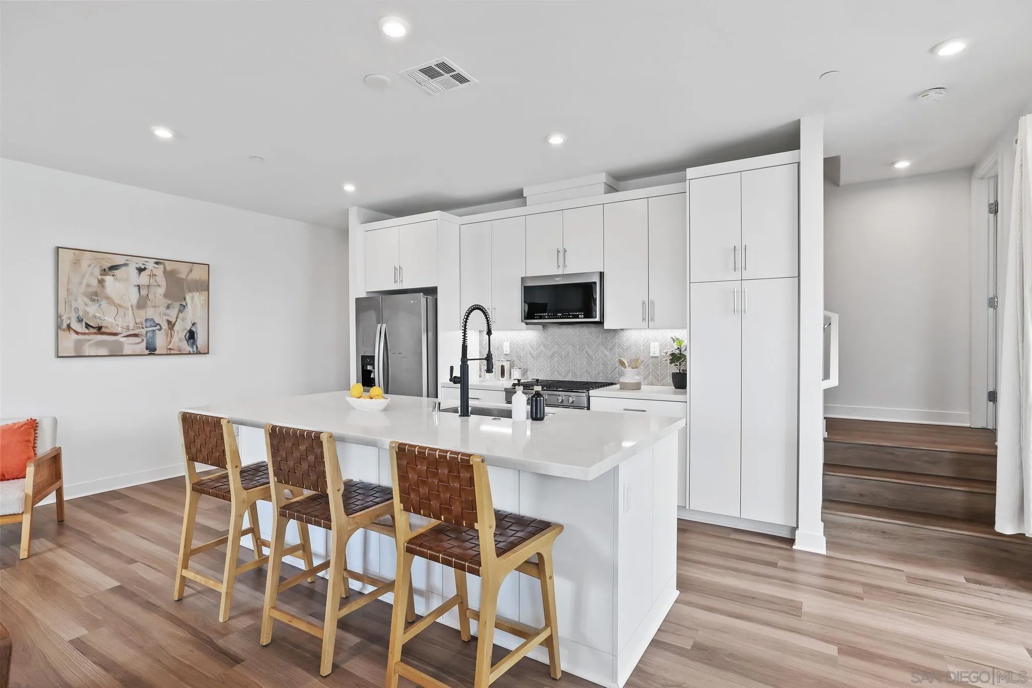 1531 W Bushell