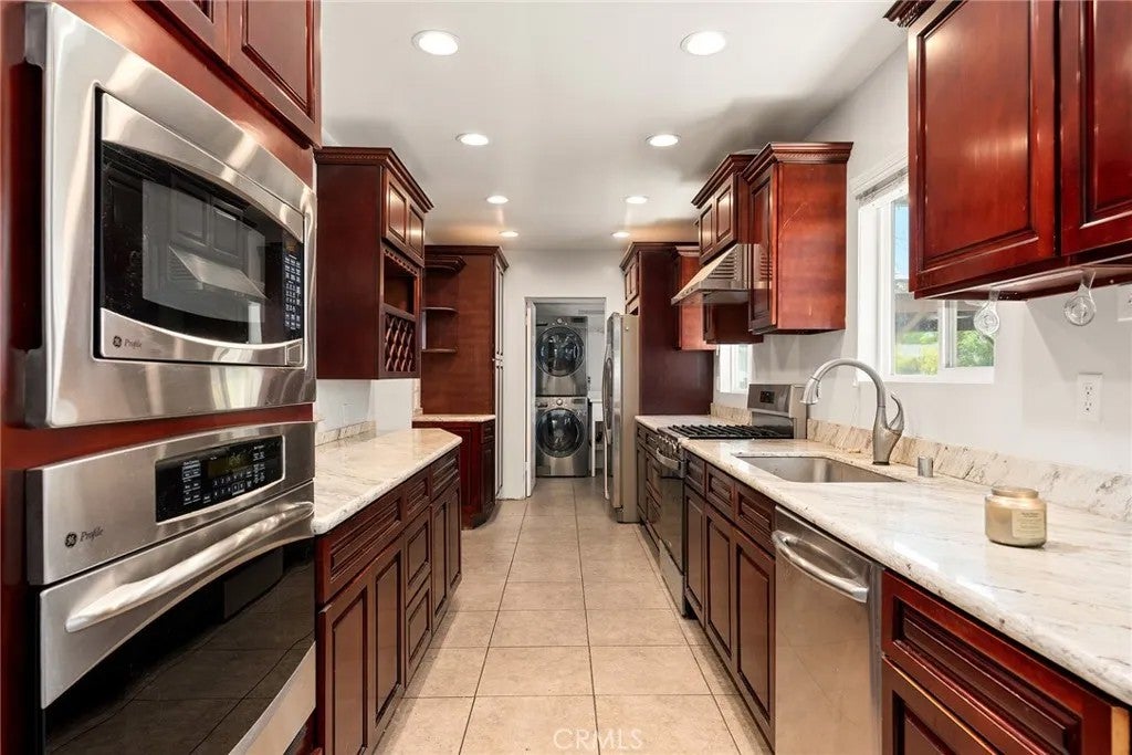 13042 Aetna Street