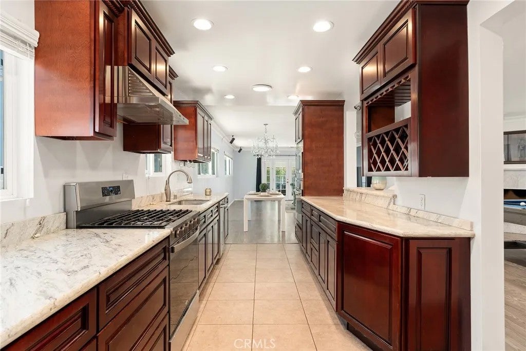13042 Aetna Street